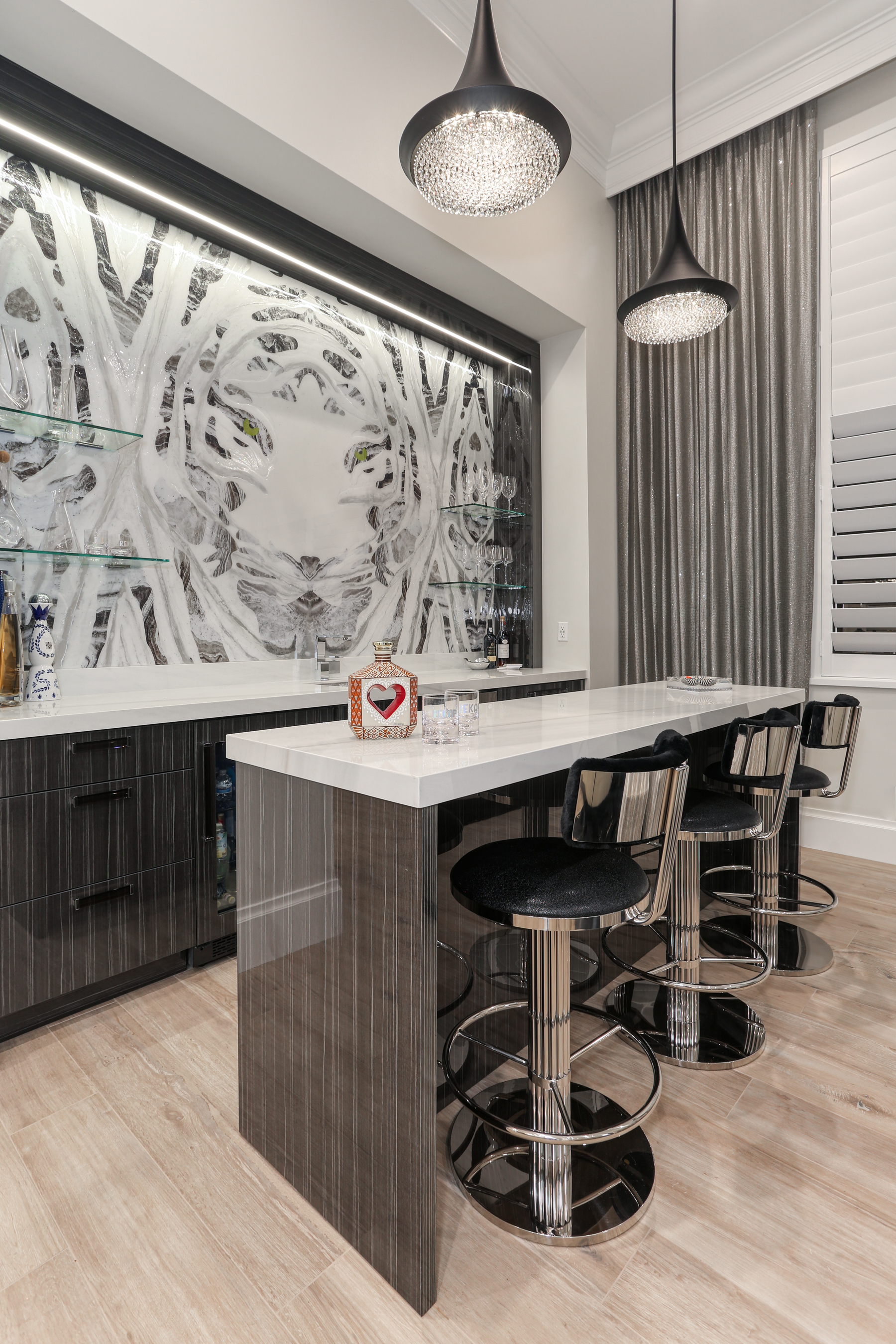 Statement bar angled view