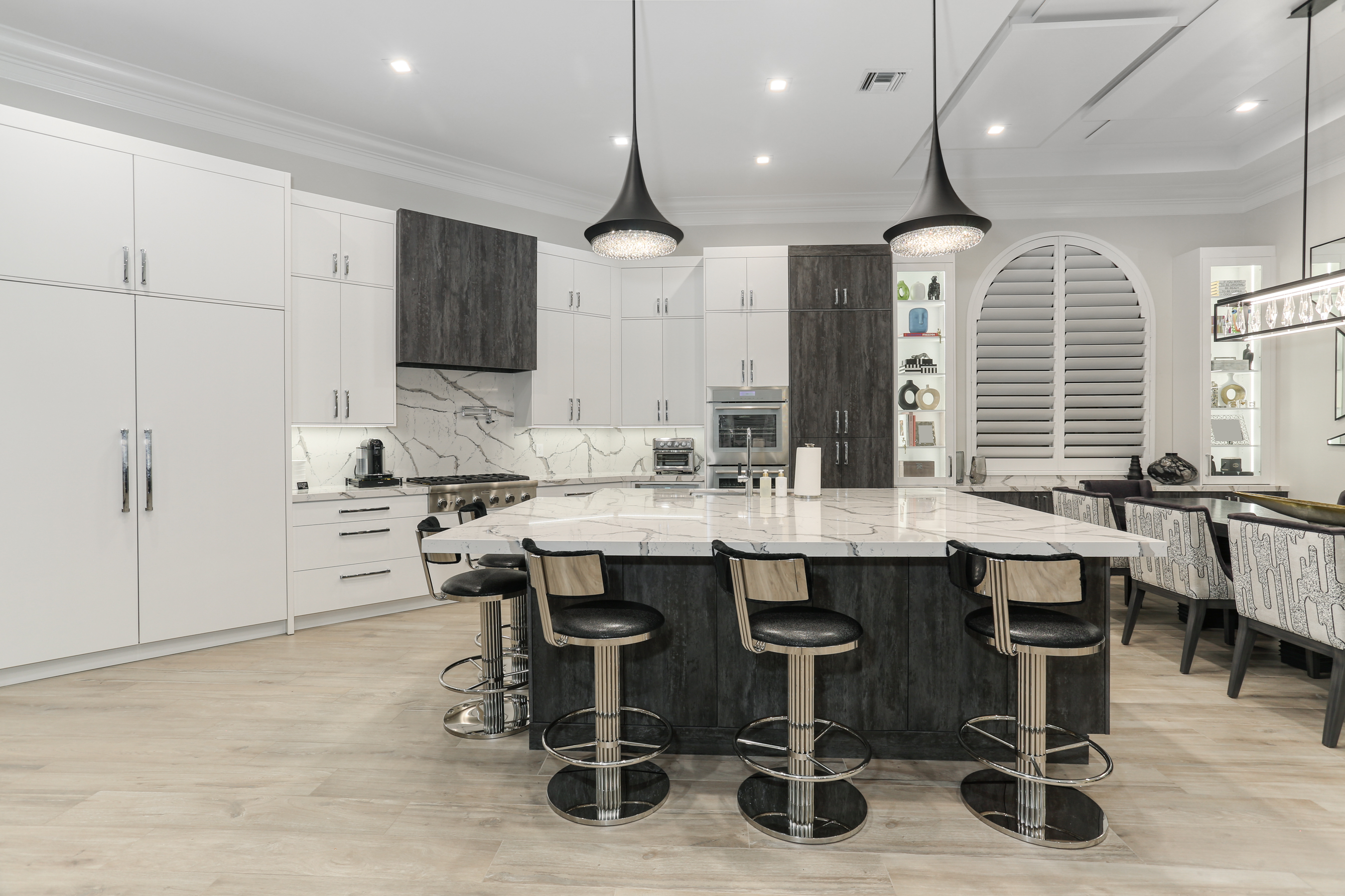 Kitchen with quartz island